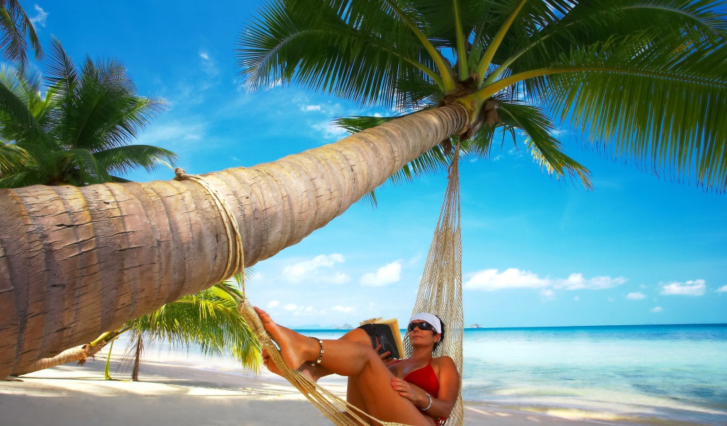 Отдых в гамаке на острове Самуи, Таиланд