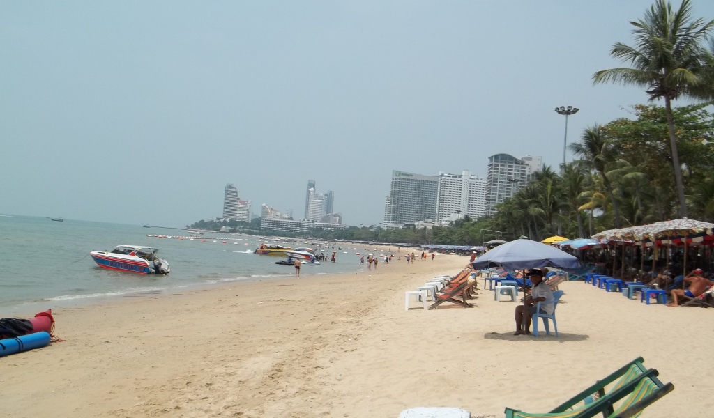 Отдых на пляже на курорте в Паттайе, Таиланд