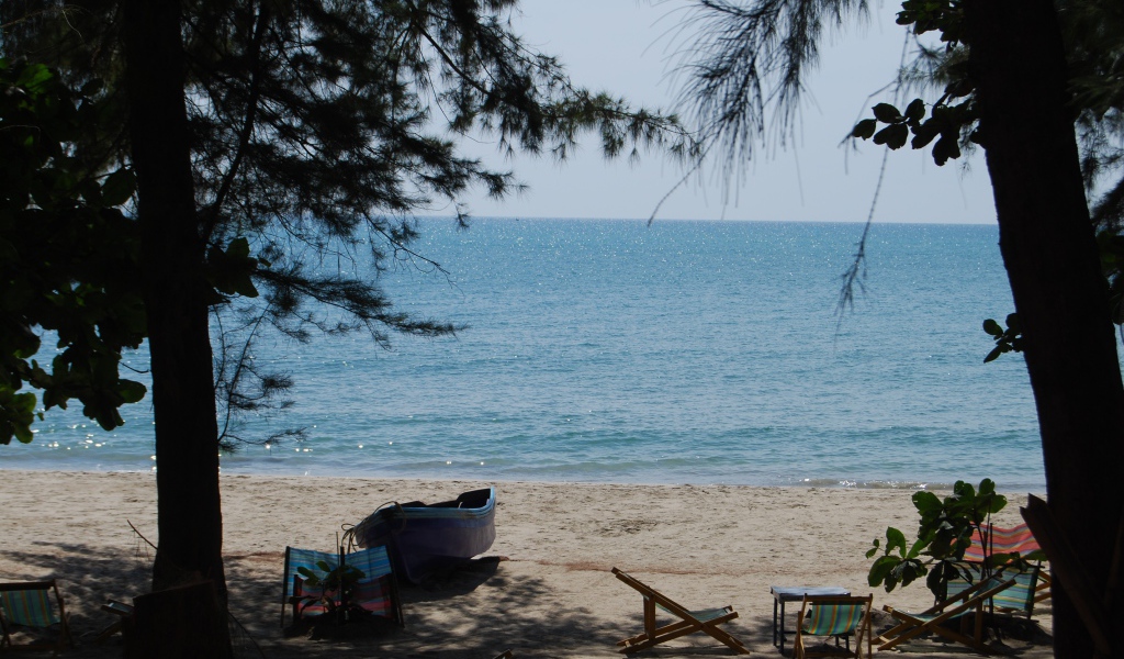 Отдых на пляже на курорте Районг, Таиланд