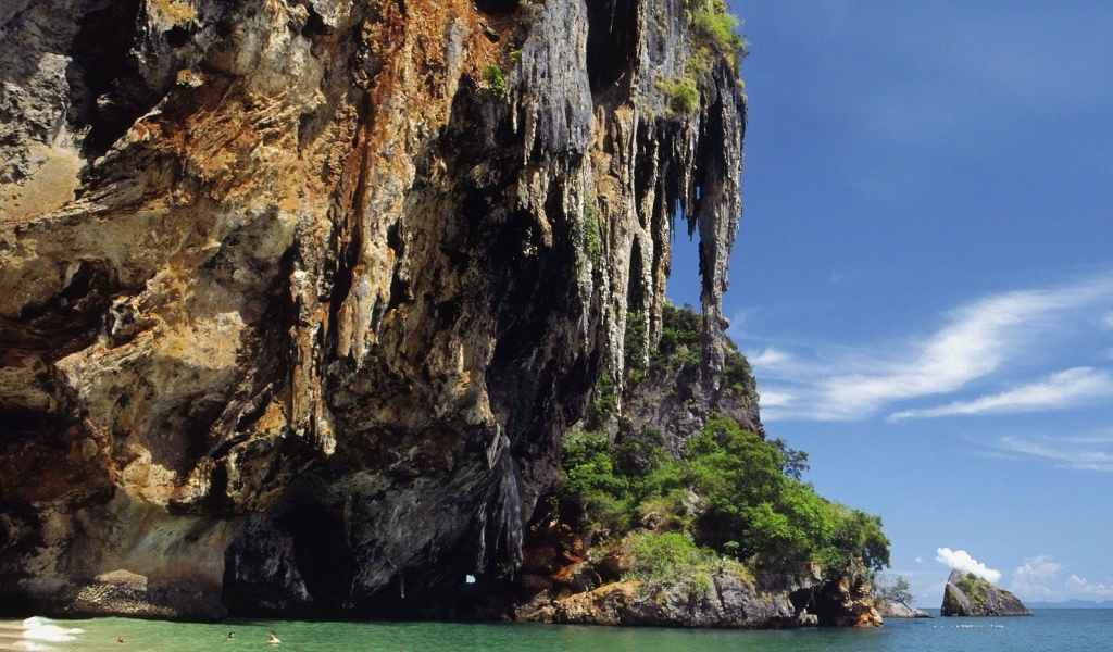 Скала у побережья на курорте Районг, Таиланд