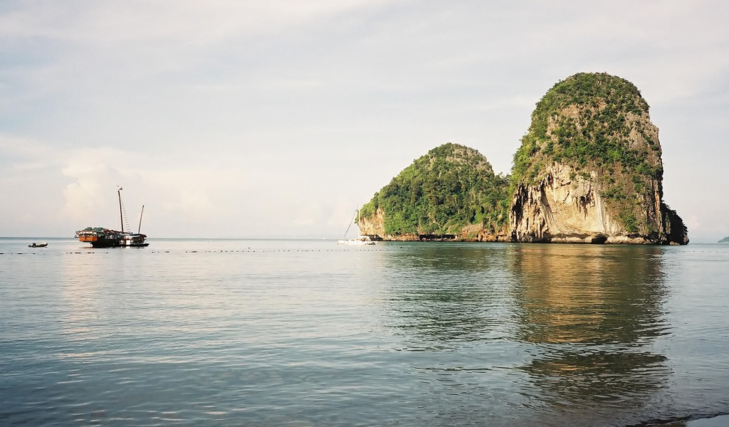 Скалы у берега на курорте Краби, Таиланд