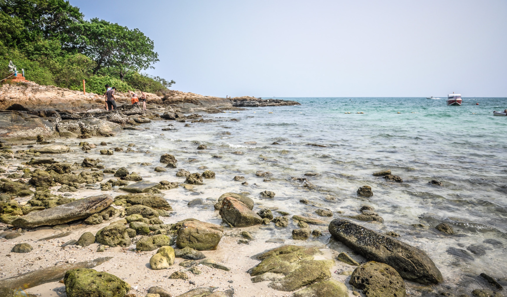 Каменистый берег на острове Самет, Таиланд