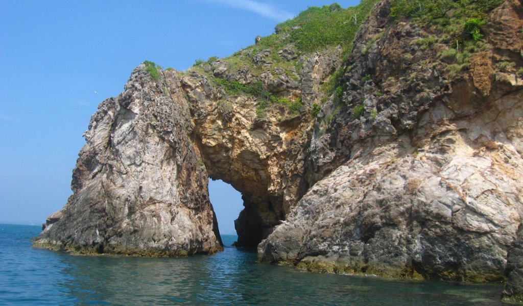 Скалистый берег на острове Самет, Таиланд