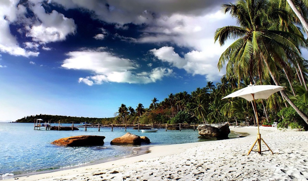 Песчаный пляж на курорте Ча Ам, Таиланд