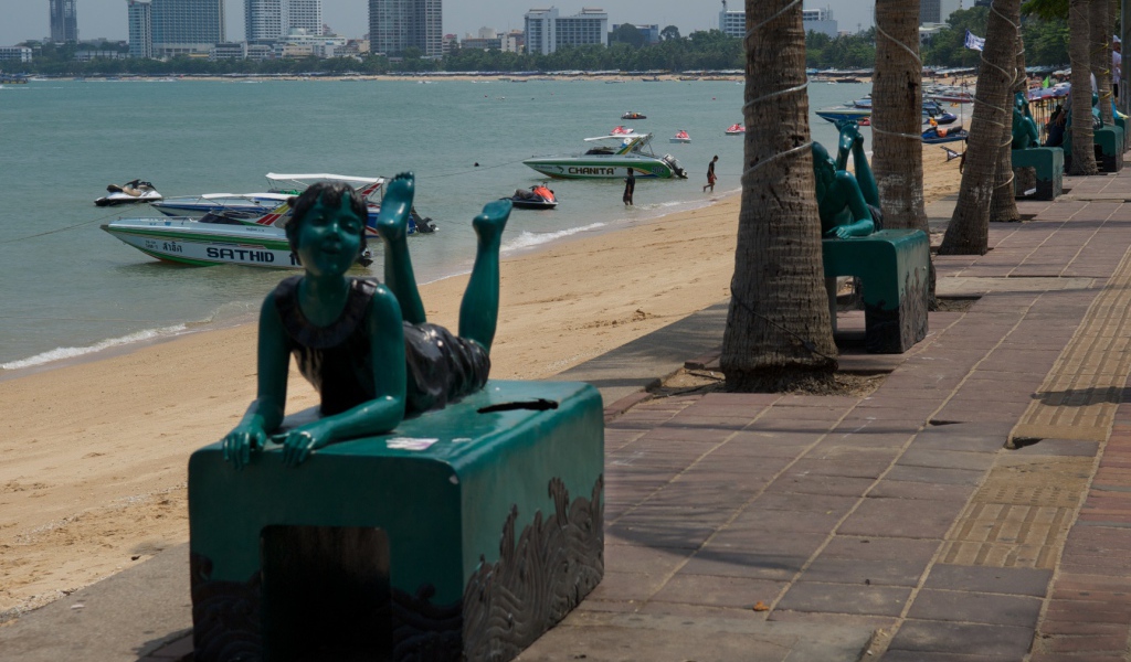 Скульптуры на набережной на курорте в Паттайе, Таиланд