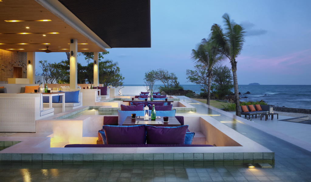 Весенний отдых на пляже на курорте Районг, Таиланд