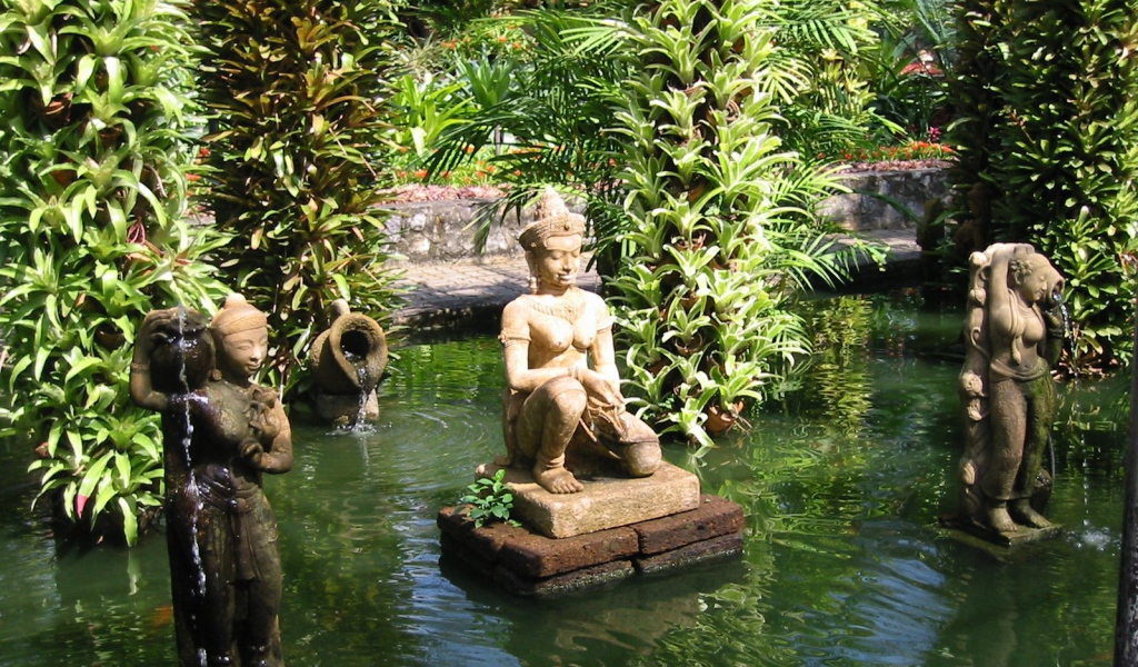 Статуя в воде на курорте Районг, Таиланд