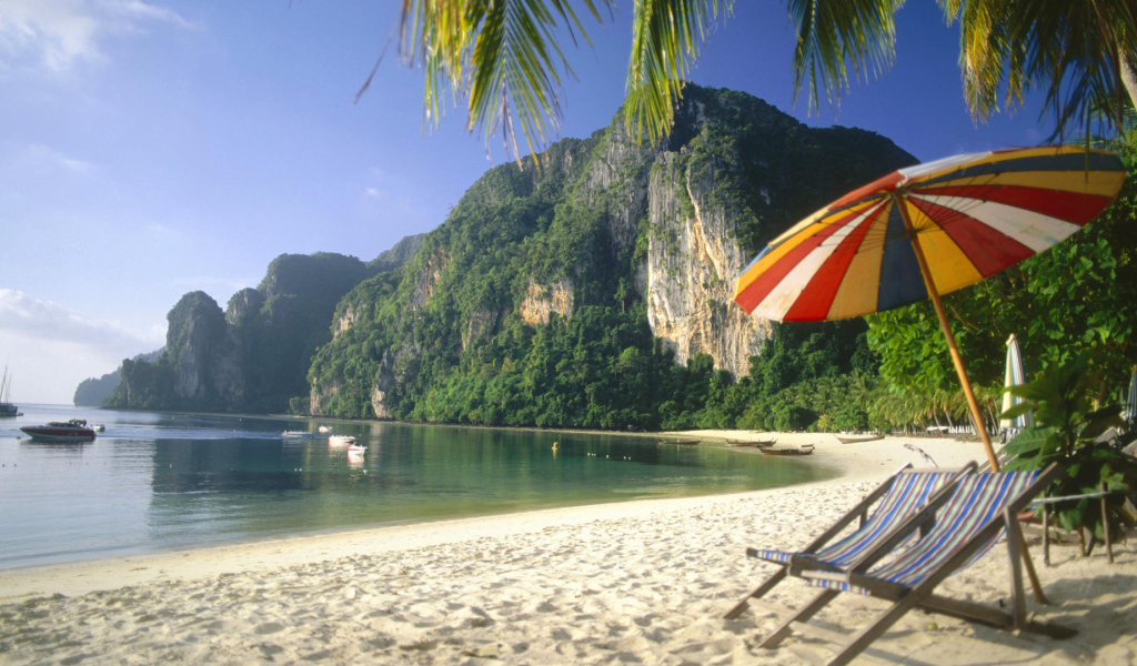 Пляжные лежаки в Пхукете