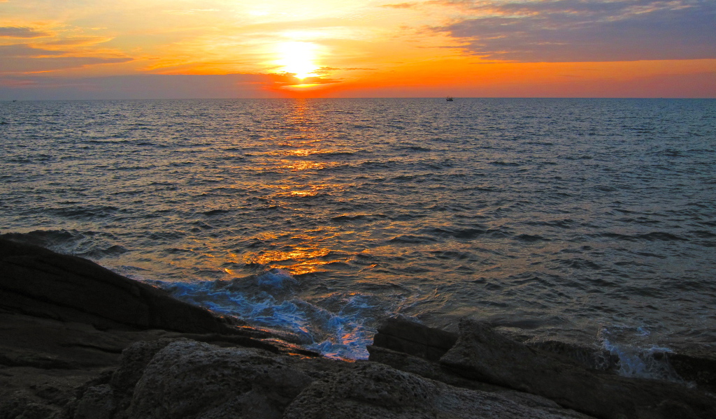 Закат солнца на берегу на острове Самет, Таиланд