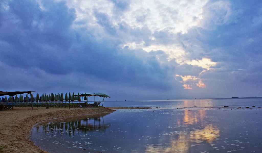 Закат на пляже на курорте Ча Ам, Таиланд