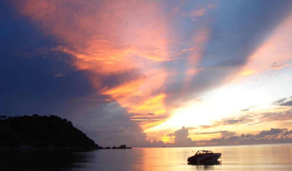 Закат на побережье на острове Панган, Таиланд