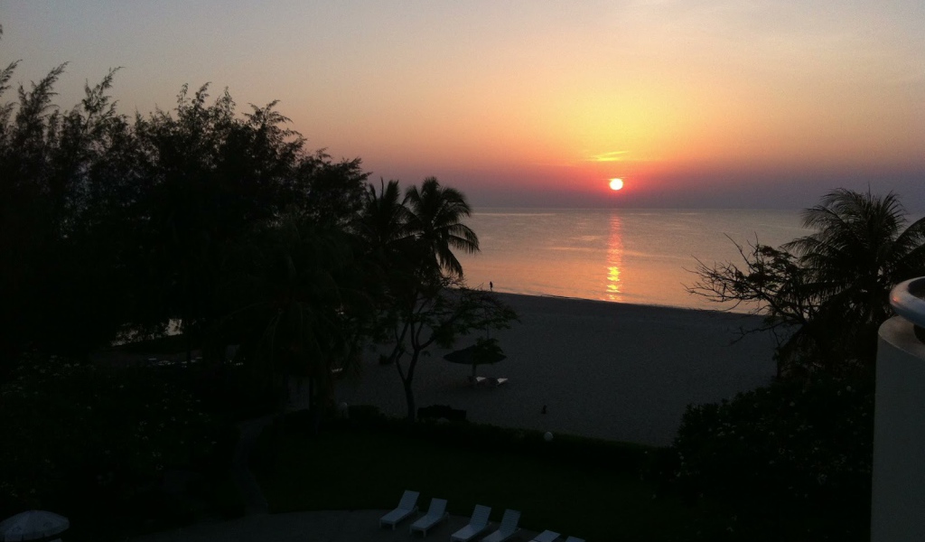 Закат на побережье курорта Ча Ам, Таиланд