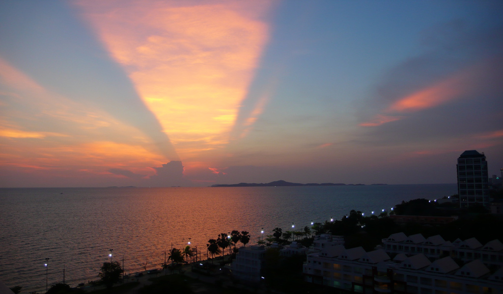 Закат над городом на курорте в Паттайе, Таиланд