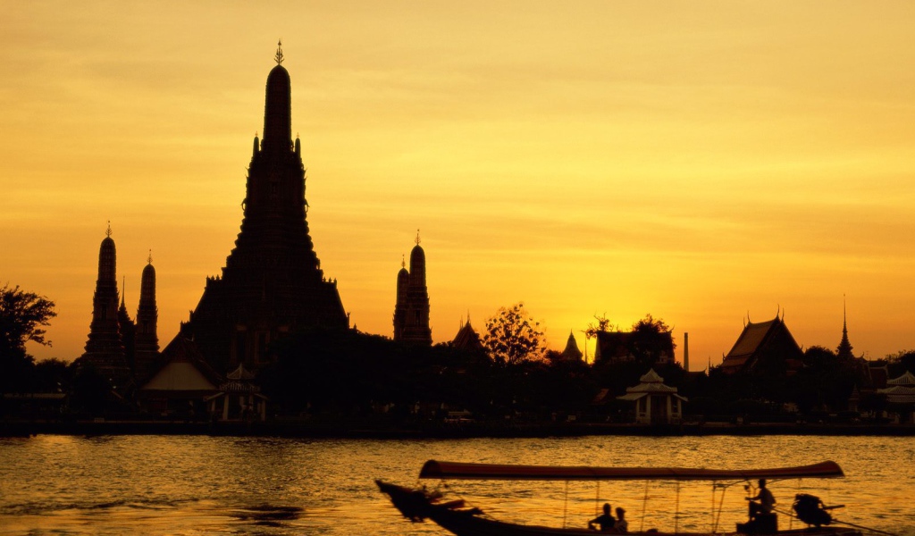 Закат над храмами в Бангкоке, Таиланд