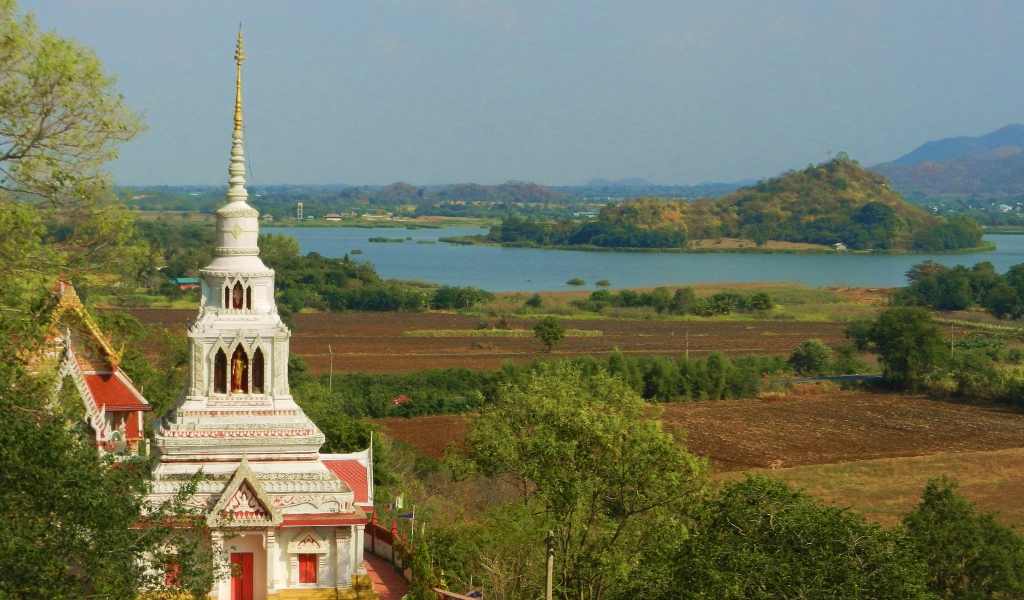 Храм на фоне озера на курорте Лопбури, Таиланд