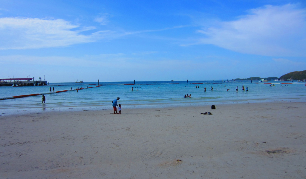 Пляж на курорте острова Ко Лан, Таиланд