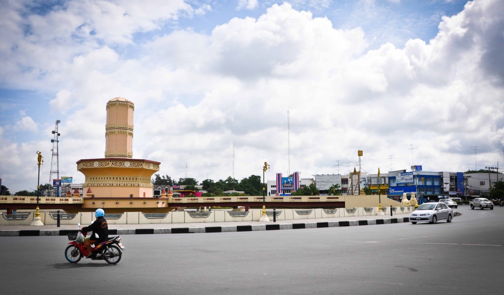 Уличное движение на курорте Лопбури, Таиланд