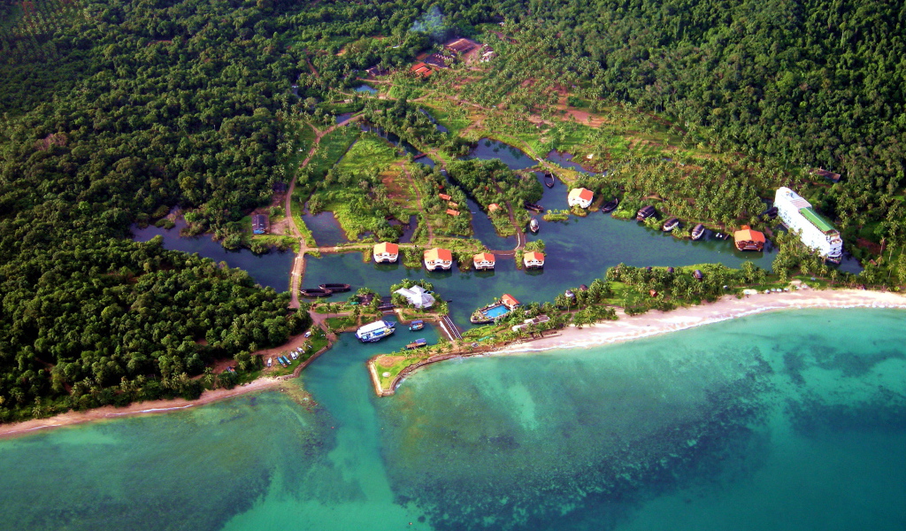 Панорама курорта на острове Чанг, Таиланд