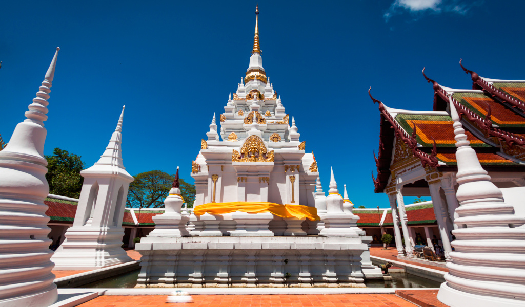 Храм Ват Пра Бороматхат Чайя на курорте Чианг Май, Таиланд