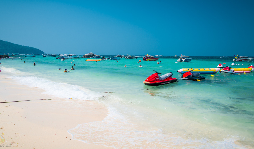 Белый песок на курорте острова Ко Лан, Таиланд