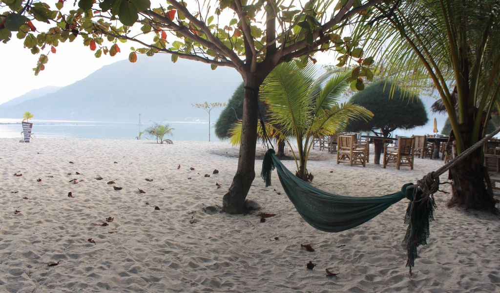 Белый песок на пляже на острове Самуи, Таиланд