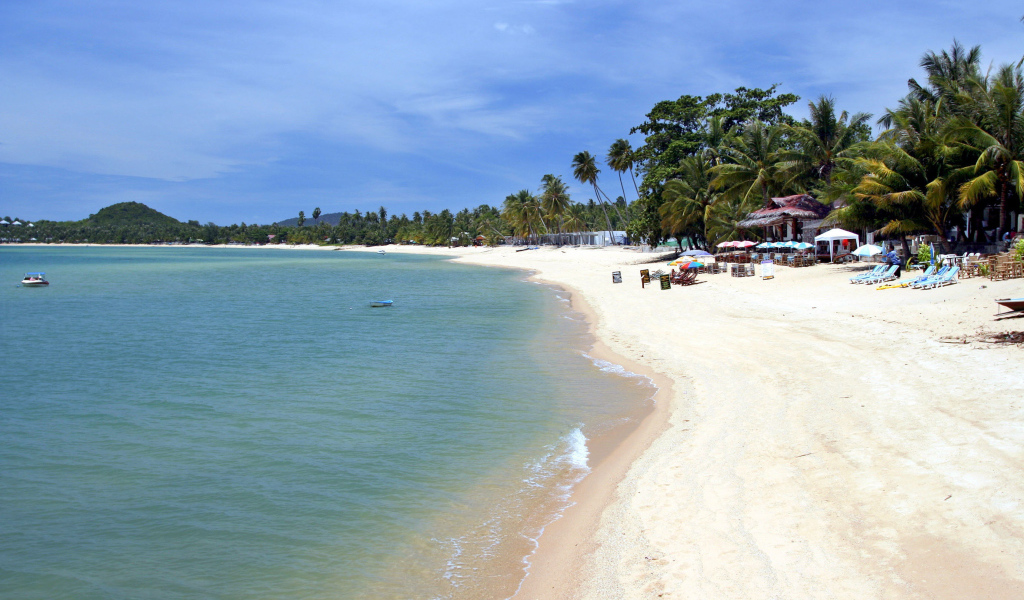 Белый песок на пляже в Пхукете, Таиланд