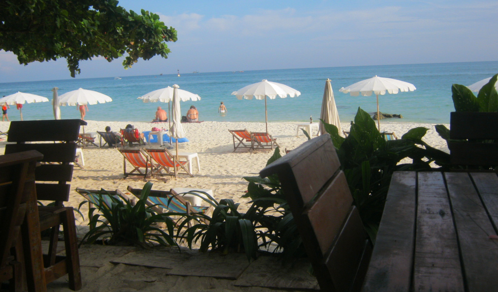 Зимний отдых на пляже на острове Чанг, Таиланд