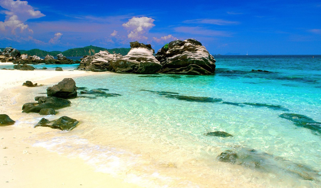 Скалы у берега в Пхукете, Таиланд