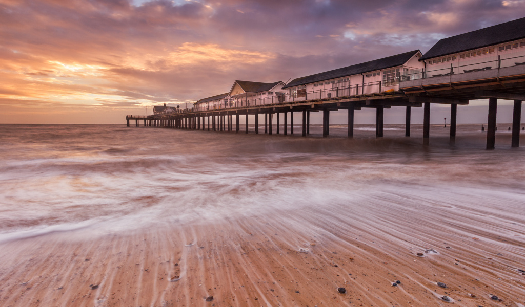 Длинный мост с частными домами