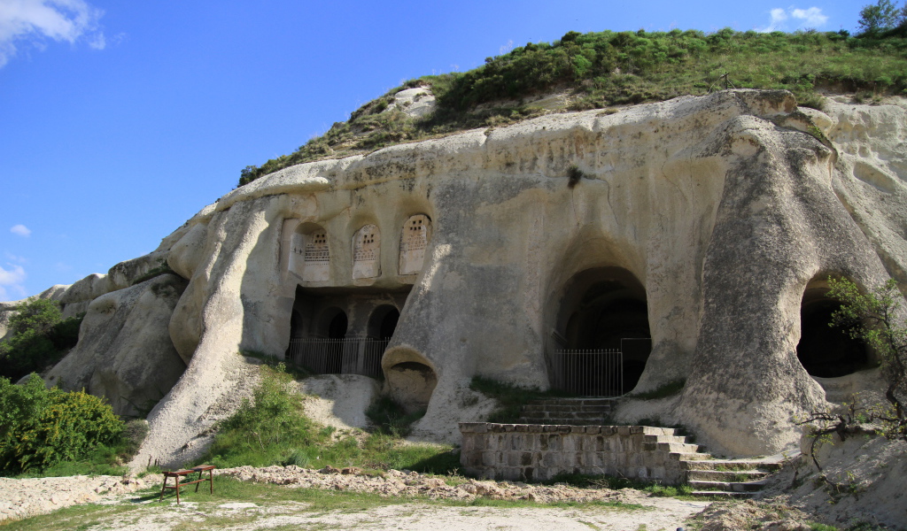 Постройки в скале в Эфесе, Турция