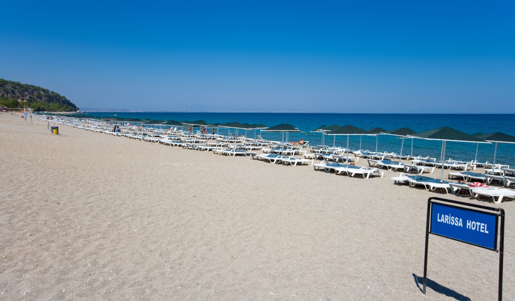 Бескрайний пляж в Кушадасы, Турция