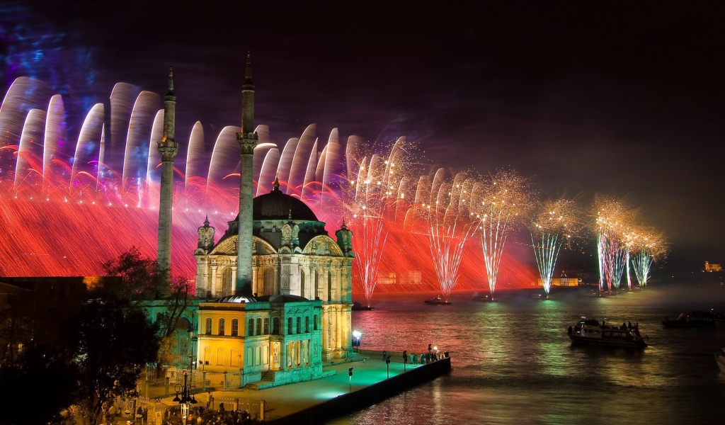 Праздничный фейерверк в Стамбуле