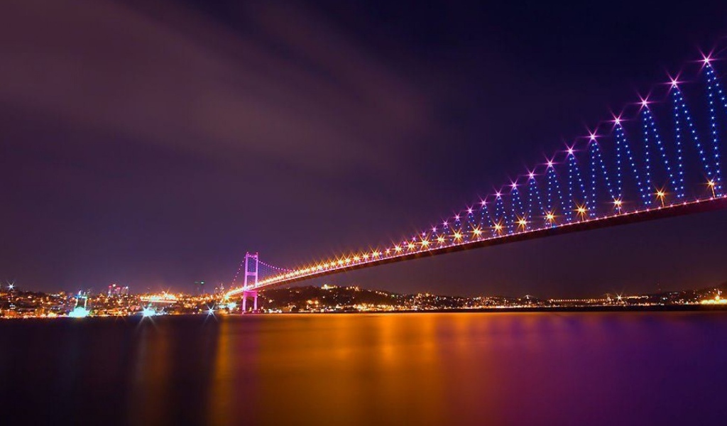 Подсветка моста в Стамбуле