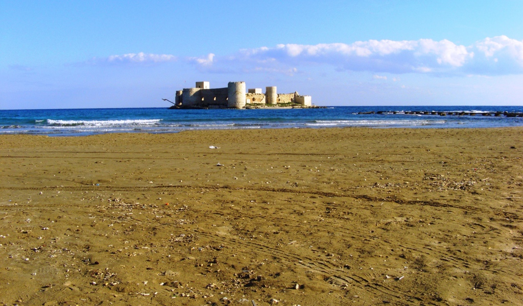 Старинный форт у побережья в Мерсине, Турция