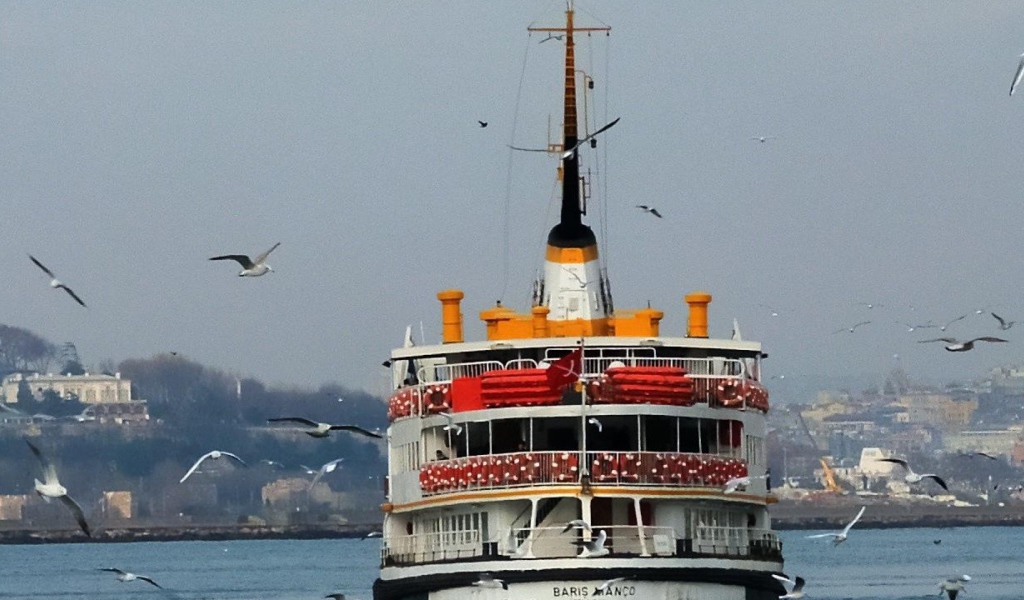 Прогулочный катер в Стамбуле