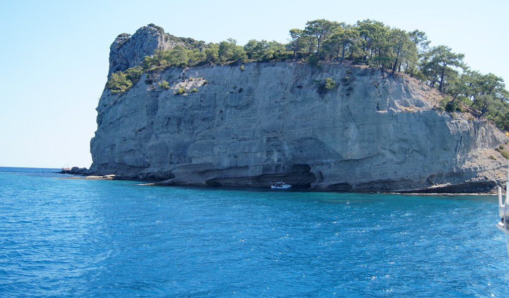 Скала у побережья в Кемере, Турция
