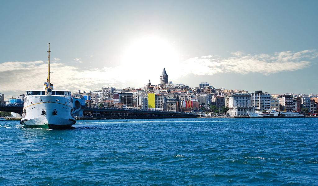 Корабль в заливе в Стамбуле