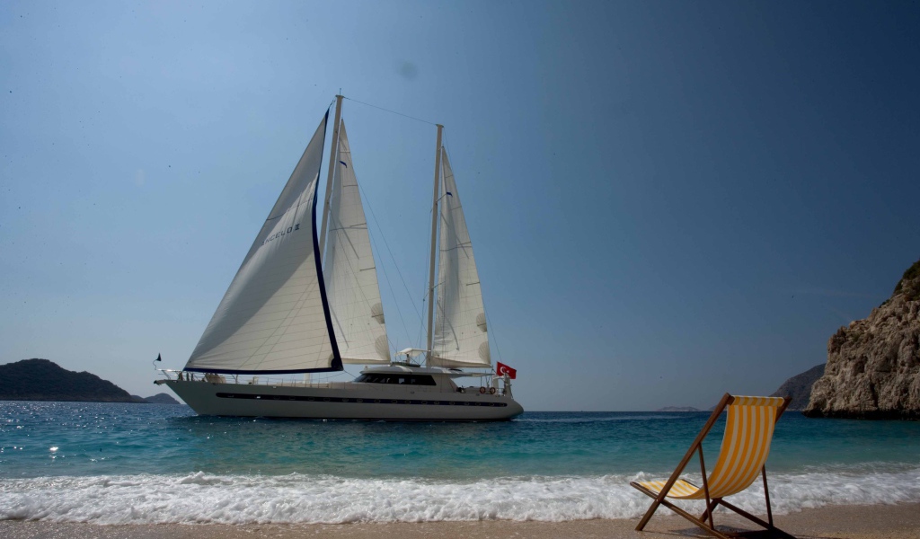 Яхта в гавани Белек, Турция