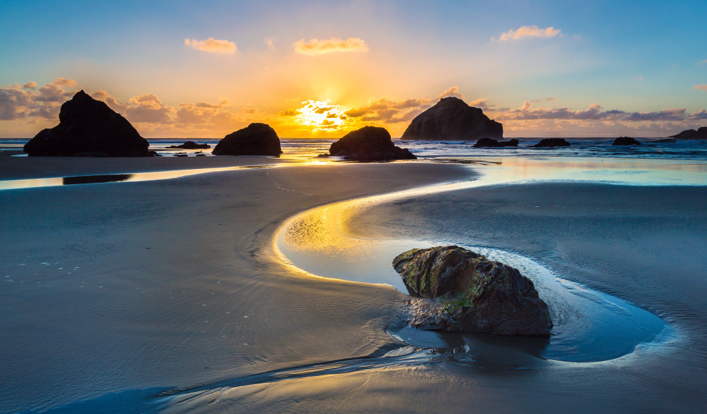 Знаменитые камни на побережье Бэндон, США