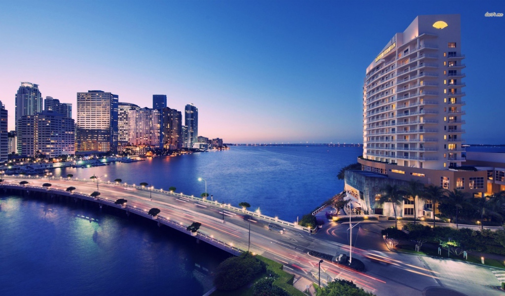 Освещенный мост в Майами