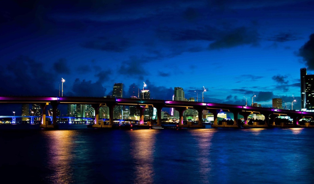 Подсветка моста в Майами