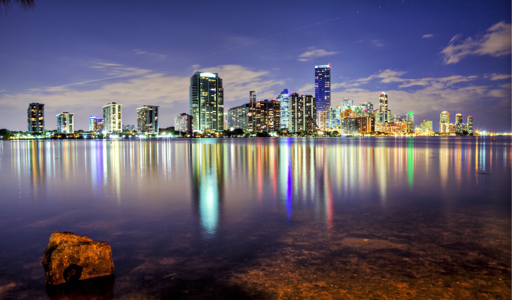 Огни отражаются в заливе в Майами