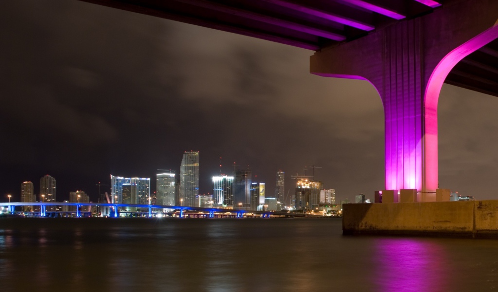 Опора моста в Майами