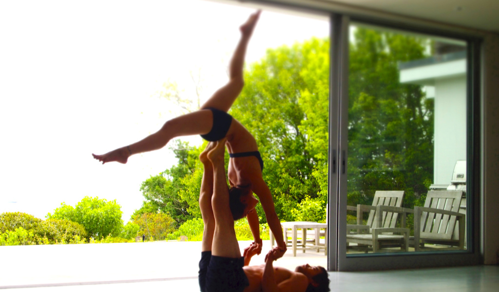 Пара заниматься йогой