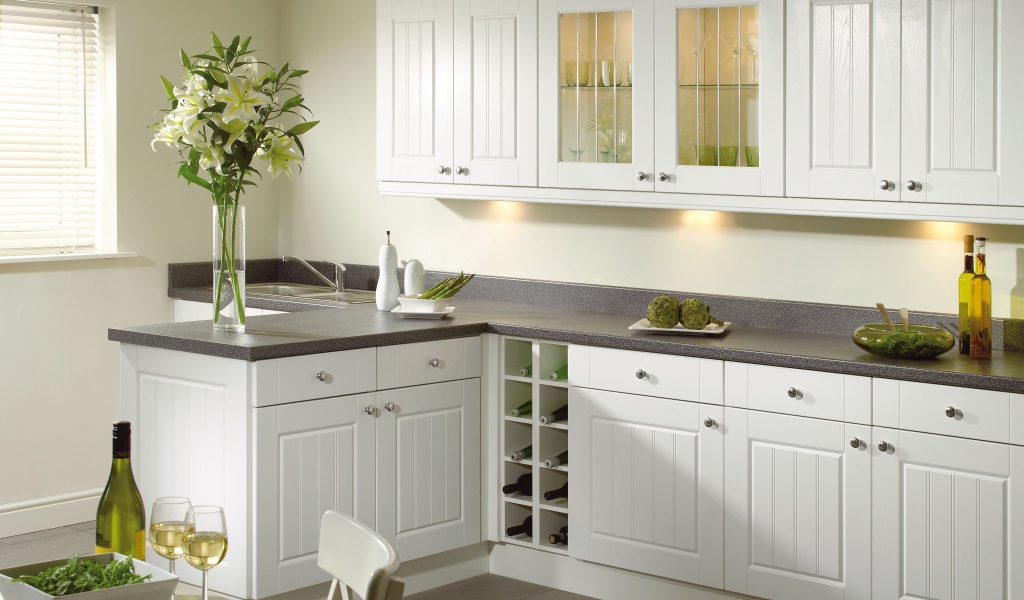 Большой букет на столе в кухне