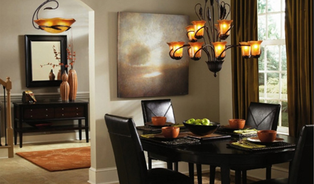 Большая люстра над столом