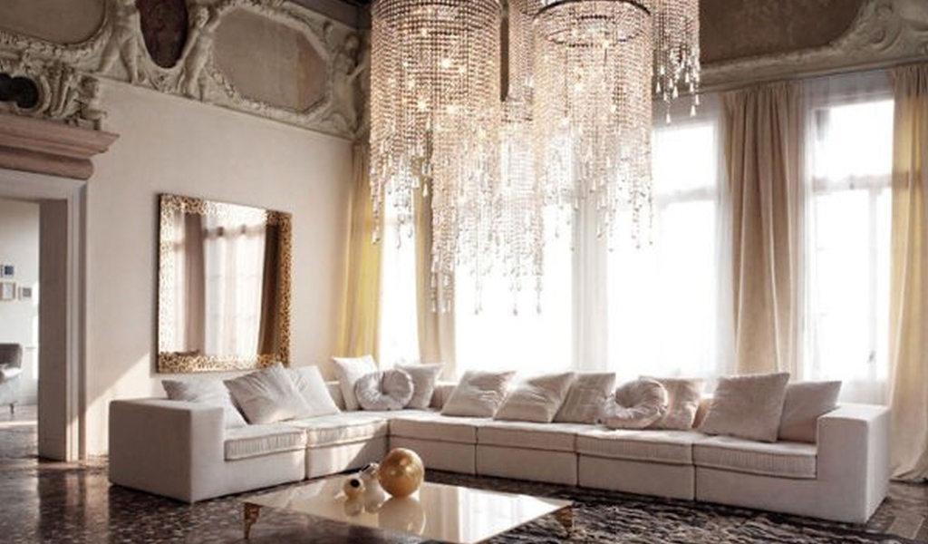 Большая люстра в гостиной