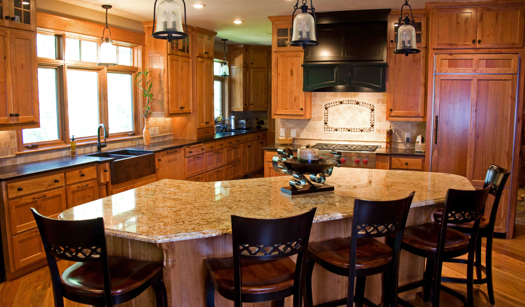 Большой стол в кухне