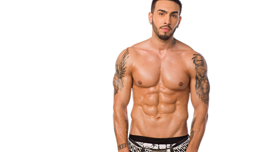 Мужчина с татуированными руками