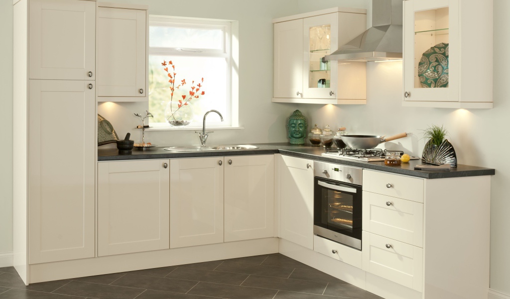 Небольшая светлая кухня